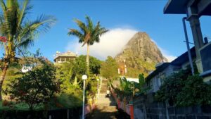 Tempel auf Mauritius bei sonnigem Wetter. Hier findet das Cavadee statt.